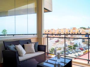 ein Wohnzimmer mit einem Sofa und einem großen Fenster in der Unterkunft Apartment Cosmo Beach-1 by Interhome in Estepona