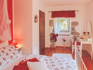 un dormitorio con una cama y una ventana en Holiday Home Škalniški by Interhome, en Mučići