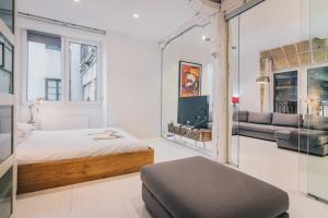 um quarto com uma cama e uma sala de estar em Plaza Nueva apartment by People Rentals em Bilbao