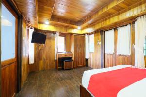 - une chambre avec un lit et un bureau dans l'établissement OYO 604 Ruen Mai Horm Resort, à Trang
