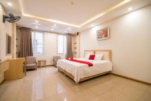 RedDoorz Newstyle Apartment Tran Duy Hung في هانوي: غرفة نوم مع سرير وغرفة معيشة