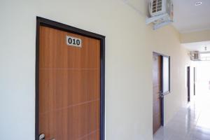 Imagem da galeria de RedDoorz near Graha Saba Buana Solo em Kadipiro