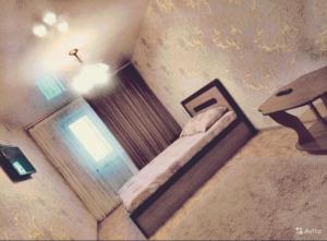 ナーベレジヌイェ・チェルヌイにあるOne-Bedroom Deluxeのベッド1台が備わる客室です。