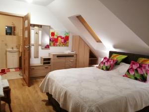 a bedroom with a large bed and a bathroom at Agroturystyka u Izabelli in Niemce