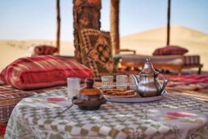 une assiette de nourriture sur une table dans le désert dans l'établissement Bivouac L'Erg, à M'Hamid El Ghizlane