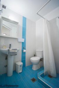 ハニオティスにあるThalassenia Studios & Apartments 3のバスルーム(トイレ、洗面台付)