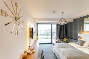 een slaapkamer met een grote klok aan de muur bij Apartamenty Almar Seaside Park Private in Kołobrzeg