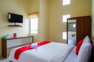 Ein Bett oder Betten in einem Zimmer der Unterkunft RedDoorz near Graha Saba Buana Solo