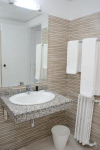 bagno con lavandino e specchio di Hotel Bouregreg a Rabat