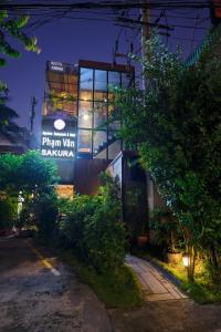 a building with a sign that reads plan van savaza at Phạm Vân Sakura Hotel in Thuan An