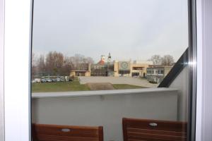 widok na budynek z okna w obiekcie Quelle-Apartman w Győr