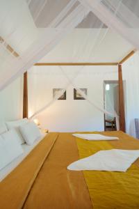 1 dormitorio con 1 cama grande con sábanas amarillas en Sweet Cinnamon Kandy, en Kandy