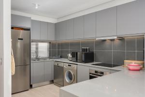 A kitchen or kitchenette at 117 on Strand Apartments