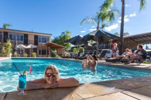 בריכת השחייה שנמצאת ב-Diplomat Hotel Alice Springs או באזור
