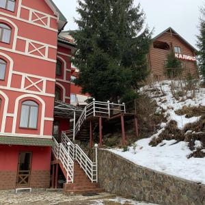 バコヴェルにあるCottage Kalinaの雪段赤い建物