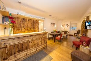 a living room with a bar and a dining room at Appartement Living Schönwies in Zell am See