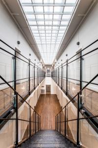 un couloir dans un bâtiment doté d'un plafond en verre dans l'établissement Kronohäktet, à Karlskrona