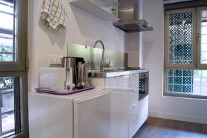 A kitchen or kitchenette at Moncloa room apartments