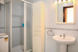 Koupelna v ubytování Acapulco Playa 308 Apartments Casasol