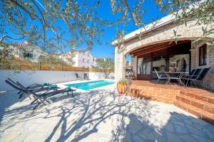 una casa con piscina y patio en Villa Mia, en Srima