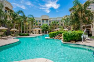 Swimming pool sa o malapit sa Holiday Inn Express & Suites Phoenix Glendale Dist, an IHG Hotel