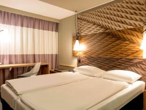 Ein Bett oder Betten in einem Zimmer der Unterkunft ibis Zurich Adliswil