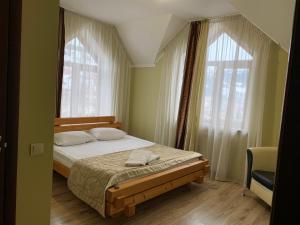 En eller flere senge i et værelse på Hotel Kalyna