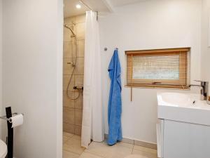 Kylpyhuone majoituspaikassa 4 person holiday home in Pr st