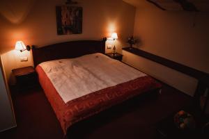 Łóżko lub łóżka w pokoju w obiekcie Wellness Hotel Gondola
