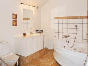 y baño con bañera, lavabo y aseo. en 8 person holiday home in Egernsund, en Egernsund