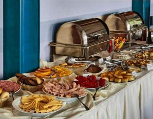 un buffet con muchos tipos diferentes de comida en una mesa en ZP Hotel, en Tiflis