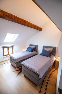 En eller flere senge i et værelse på Gîte 7 personnes- Le Refuge du Saule