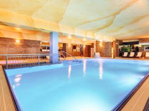 Bazén v ubytování Hotel Skalite Spa & Wellness nebo v jeho okolí