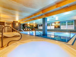 Bazén v ubytování Hotel Skalite Spa & Wellness nebo v jeho okolí