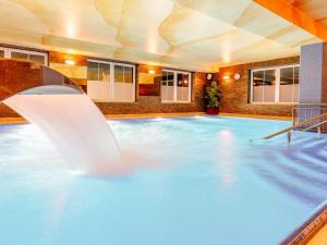 Bazén v ubytování Hotel Skalite Spa & Wellness nebo v jeho okolí