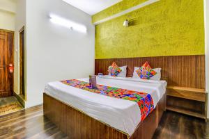um quarto com uma cama grande num quarto em FabHotel Oak Ridge Retreat I em Gangtok