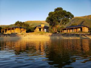 two houses on the shore of a body of water at La Ceiba in San Fernando del Valle de Catamarca