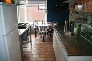 Una cocina con una mesa y un comedor. en Rekerlanden 80, en Schoorldam 17 fotos más