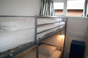 Poschodová posteľ alebo postele v izbe v ubytovaní Rekerlanden 80