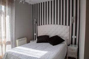 Voodi või voodid majutusasutuse Alojamientos Rooms Catamarán toas
