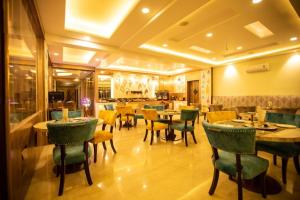 un restaurante con mesas y sillas en una habitación en Milestone 251, en Jaipur