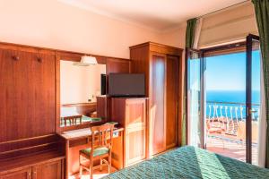 Gallery image of Hotel Montana in SantʼAgata sui Due Golfi
