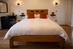 A bed or beds in a room at Kidron B & B & The Old Manse Guesthouse 