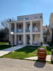 un edificio con un barril delante de él en Villa Pioppi Hotel, en Sirmione