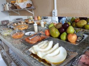 un montón de frutas y verduras en un mostrador en Pousada Santa Maria en Euclides da Cunha