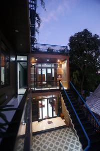 ein Haus mit Treppen, die zu ihm führen in der Unterkunft Tan Doan An Bang center beach villas in An Bàn (2)