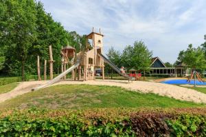einen Spielplatz in einem Park mit Rutsche in der Unterkunft Recreatiepark Kaps in Tubbergen