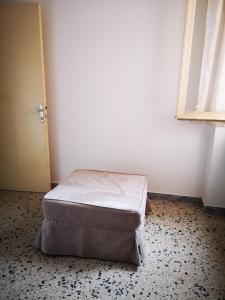 Bett in einer Ecke eines Zimmers in der Unterkunft S'arrulloni in Cagliari