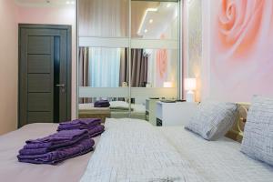 Un pat sau paturi într-o cameră la Hammam , big Jacuzzi ,Sauna , 2 bedroom , Khrechatik