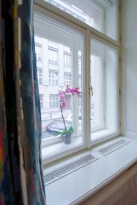 プラハにあるModern Apartment Charvátovaの鉢花窓